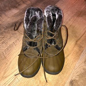 Bareteaps boots. Only worn once. Water resistant. Furry inside.